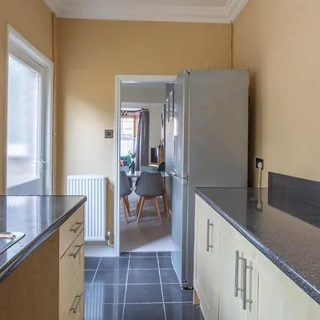 Milton Stays: Cosy Centre House With Garden And Parking Holiday home *