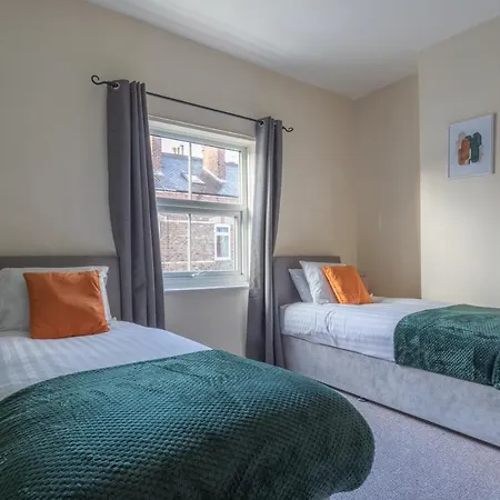 Milton Stays: Cosy Centre House With Garden And Parking *