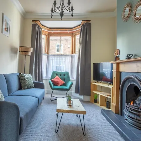 Milton Stays: Cosy Centre House With Garden And Parking Holiday home