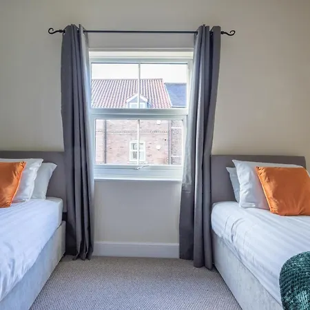 Milton Stays: Cosy Centre House With Garden And Parking York