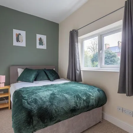 Milton Stays: Cosy Centre House With Garden And Parking Holiday home *