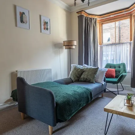 Milton Stays: Cosy Centre House With Garden And Parking