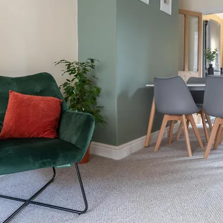 Milton Stays: Cosy Centre House With Garden And Parking Holiday home *
