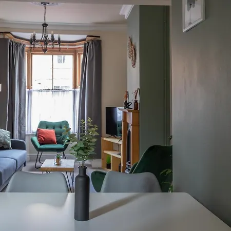 Milton Stays: Cosy Centre House With Garden And Parking York