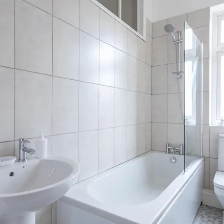 Milton Stays: Cosy Centre House With Garden And Parking York