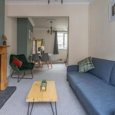 Milton Stays: Cosy Centre House With Garden And Parking Holiday home