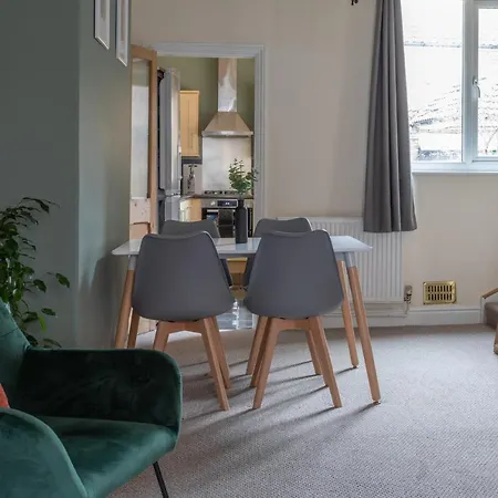 Milton Stays: Cosy Centre House With Garden And Parking *