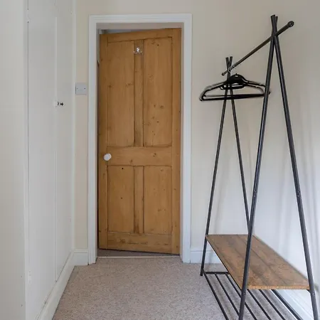 Milton Stays: Cosy Centre House With Garden And Parking Holiday home *