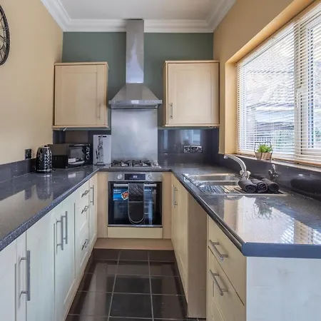 Milton Stays: Cosy Centre House With Garden And Parking York