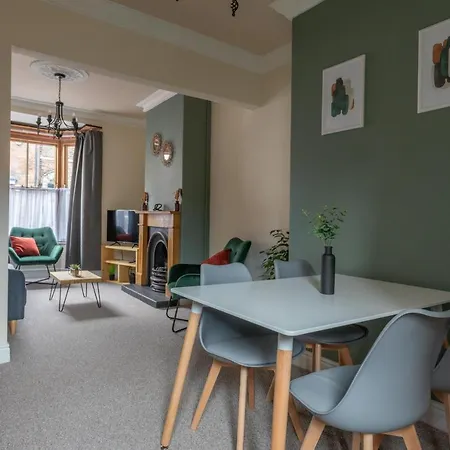 Milton Stays: Cosy Centre House With Garden And Parking Holiday home
