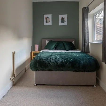 Milton Stays: Cosy Centre House With Garden And Parking Holiday home *