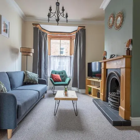 Milton Stays: Cosy Centre House With Garden And Parking Holiday home