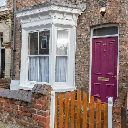 Milton Stays: Cosy Centre House With Garden And Parking Holiday home