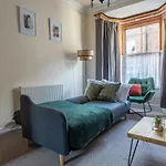Milton - Cosy 2 Bed House, 2 Floors, 15 Min Walk To Center, For Up To 6 - Period Features, Style, Fireplace, Superfast Wi-fi, Private Garden, Free On Street Parking