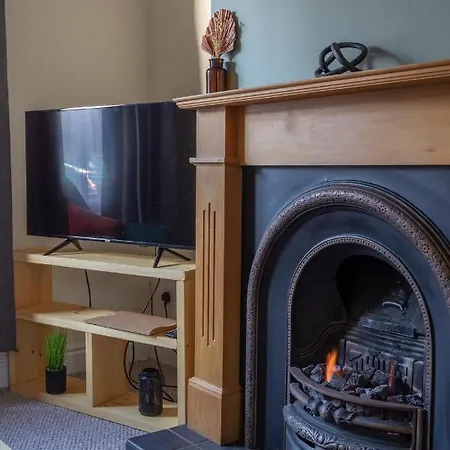 Milton - Cosy 2 Bed House, 2 Floors, 15 Min Walk To Center, For Up To 6 - Period Features, Style, Fireplace, Superfast Wi-fi, Private Garden, Free On Street Parking * York